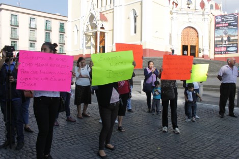 Padres de familia de la escuela doctor Rafael Lucio en la colonia del mismo nombre, bloquearon la circulación vehicular en la calle Enríquez frente al palacio de gobierno en demanda de la construcción de un domo