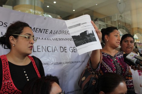 Madres de Familia de la Escuela Secundaria General No. 1, de Xalapa, se deslindaron de publicaciones en contra de la directora de dicha institución en las cuales se asegura que los padres de familia acusan a la maestra.  