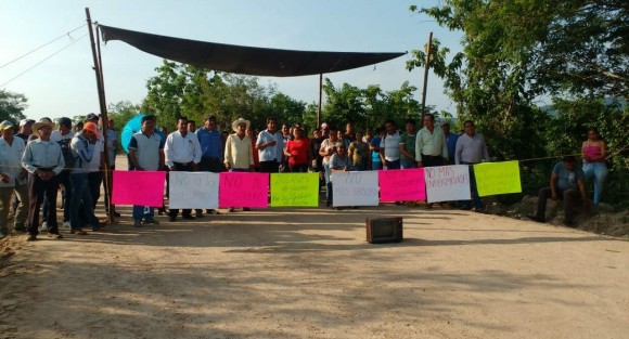 Pobladores de Pinoltepec bloquearon el acceso al relleno sanitario para impedir que camiones de Xalapa depositen residuos, argumentan que en el pasado hubo muchas enfermedades entre la población.