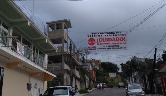 Ante la falta de vigilancia, vecinos de las calles Naranjas y Membrillo de la colonia Framboyanes, colocaron las mantas de advertencia  contra los amigos de lo ajeno.