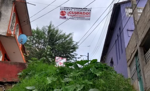 Ante la falta de vigilancia, vecinos de las calles Naranjas y Membrillo de la colonia Framboyanes, colocaron las mantas de advertencia  contra los amigos de lo ajeno. Los quejosos comentan que ya son varios asaltos los que se han cometido por la zona sin que autoridades hagan algo.
