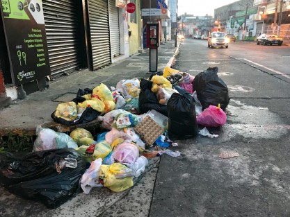 Así lucen varios puntos de la ciudad ante la problemática del ayuntamiento de Xalapa de dónde depositar los desechos sólidos.  