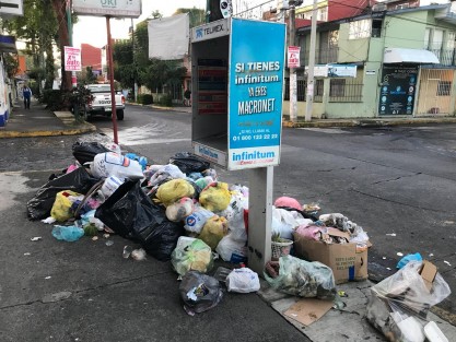 Así lucen varios puntos de la ciudad ante la problemática del ayuntamiento de Xalapa de dónde depositar los desechos sólidos.  
