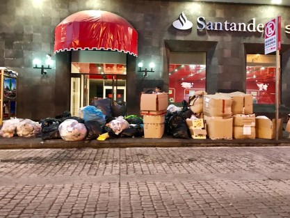 Así lucen varios puntos de la ciudad ante la problemática del ayuntamiento de Xalapa de dónde depositar los desechos sólidos.  