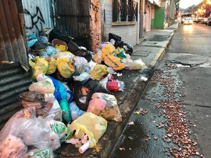 Así lucen varios puntos de la ciudad ante la problemática del ayuntamiento de Xalapa de dónde depositar los desechos sólidos.  A decir de algunas autoridades de limpia pública, hoy sólo se recogerá en el 30% de la ciudad mientras se resuelve el problema de colocar los desechos. 