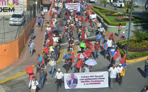 Integrantes de Antorcha Campesina marcharon por varias calles de Xalapa para finalmente apostarse en los pasillos del Palacio Municipal. Exigieron al alcalde Hipólito Rodríguez que aplique recursos del erario público en obras para colonias antorchistas.