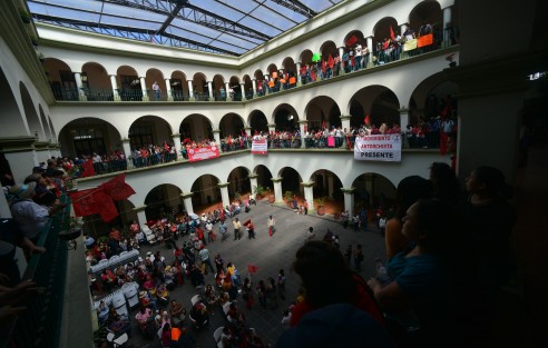 Integrantes de Antorcha Campesina marcharon por varias calles de Xalapa para finalmente apostarse en los pasillos del Palacio Municipal. Exigieron al alcalde Hipólito Rodríguez que aplique recursos del erario público en obras para colonias antorchistas.