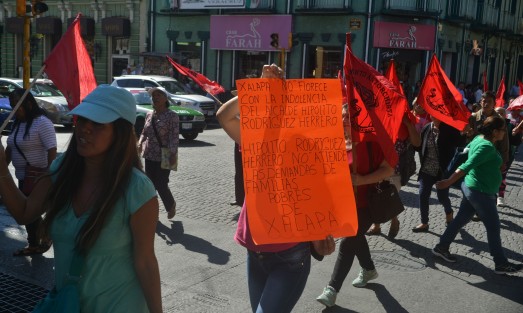 Integrantes de Antorcha Campesina marcharon por varias calles de Xalapa para finalmente apostarse en los pasillos del Palacio Municipal. Exigieron al alcalde Hipólito Rodríguez que aplique recursos del erario público en obras para colonias antorchistas.