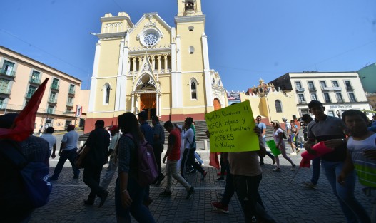 Integrantes de Antorcha Campesina marcharon por varias calles de Xalapa para finalmente apostarse en los pasillos del Palacio Municipal. Exigieron al alcalde Hipólito Rodríguez que aplique recursos del erario público en obras para colonias antorchistas.