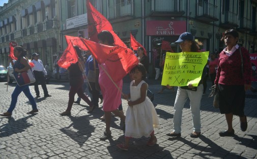 Integrantes de Antorcha Campesina marcharon por varias calles de Xalapa para finalmente apostarse en los pasillos del Palacio Municipal. Exigieron al alcalde Hipólito Rodríguez que aplique recursos del erario público en obras para colonias antorchistas.