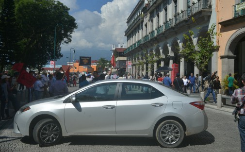 Con gritos, lonas y pancartas y encabezados por Minerva Salcedo Vaca  exigieron sus obras en los pasillos del municipio. Con unidades de modelo resiente bloquearon la calle de Enríquez por más de 40 minutos.  