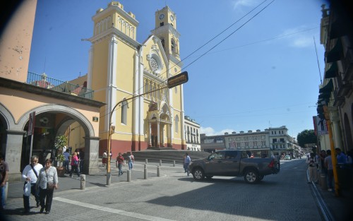 Con gritos, lonas y pancartas y encabezados por Minerva Salcedo Vaca  exigieron sus obras en los pasillos del municipio. Con unidades de modelo resiente bloquearon la calle de Enríquez por más de 40 minutos.  