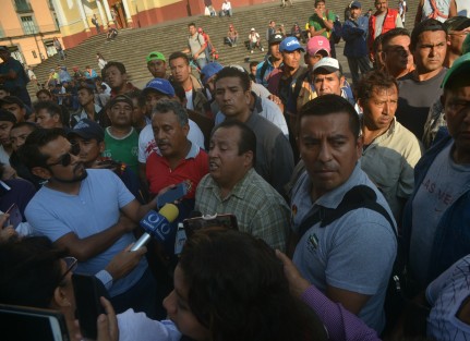 Trabajadores de Limpia Pública marcharon desde su centro de trabajo hasta el centro de Xalapa para exigir la intervención de el gobernador en el problema de la basura.  