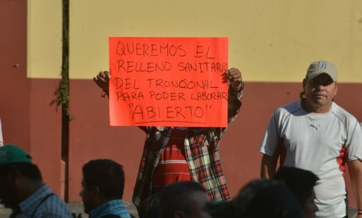 Trabajadores de Limpia Pública marcharon desde su centro de trabajo hasta el centro de Xalapa para exigir la intervención de el gobernador en el problema de la basura.  