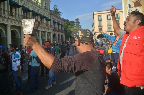 Trabajadores de Limpia Pública marcharon desde su centro de trabajo hasta el centro de Xalapa para exigir la intervención de el gobernador en el problema de la basura.  