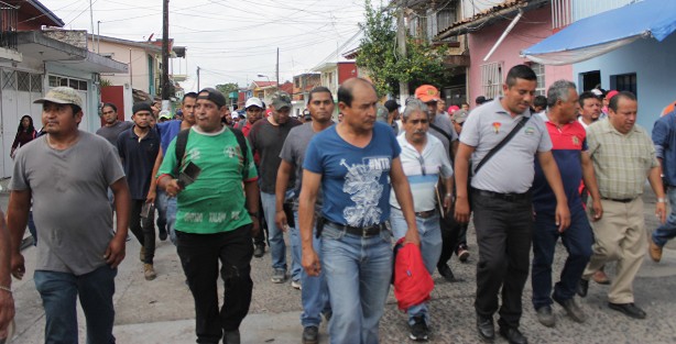 Empleados de Limpia Pública de Xalapa marcharon hacia el Congreso del Estado para solicitar la intervención de los diputados locales y destrabar el problema que les impide contar con  un sitio a dónde depositar la basura de la capital.