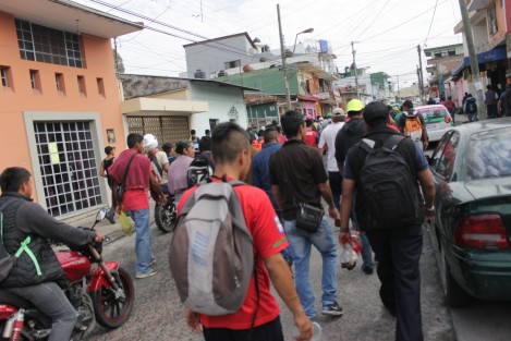 Empleados de Limpia Pública de Xalapa marcharon hacia el Congreso del Estado para solicitar la intervención de los diputados locales y destrabar el problema que les impide contar con  un sitio a dónde depositar la basura de la capital.