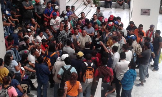 Diputadas locales de MORENA atienden en las escalinatas del Palacio Legislativo a empleados de Limpia Pública, quienes piden su intervención para que se abra el relleno sanitario para Xalapa y poder seguir realizando su trabajo. 