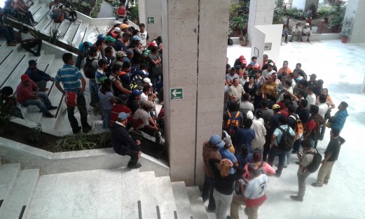 Diputadas locales de MORENA atienden en las escalinatas del Palacio Legislativo a empleados de Limpia Pública, quienes piden su intervención para que se abra el relleno sanitario para Xalapa y poder seguir realizando su trabajo. 