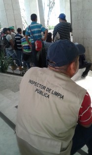 Diputadas locales de MORENA atienden en las escalinatas del Palacio Legislativo a empleados de Limpia Pública, quienes piden su intervención para que se abra el relleno sanitario para Xalapa y poder seguir realizando su trabajo. 