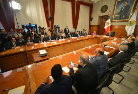 En la tercera Reunión del Comité Ciudadano de Seguimiento al Proceso de Entrega-Recepción, se detalló que, del total del monto, 762 millones 484 mil 080 pesos fueron invertidos en materia de seguridad pública y salud, mientras que la otra parte se mantiene en la cuenta bancaria de Banamex a nombre del gobierno de Veracruz.