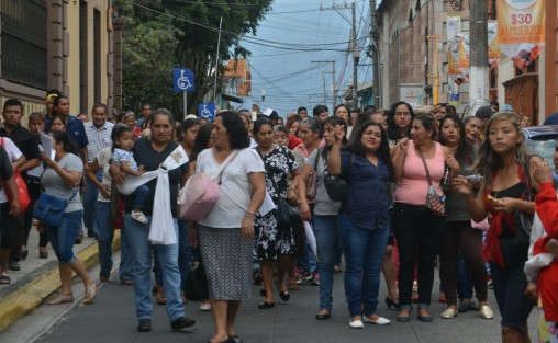 Antorchista bloquearon este miércoles la calle Juárez frente a las oficinas del OPLE para exigir a las autoridades electorales en el estado se asigne una diputación plurinominal a su agremiada, Diana Aguilar Castillo, a su decir, por corresponderle por equidad de género.   