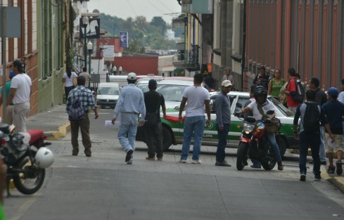 Antorchista bloquearon este miércoles la calle Juárez frente a las oficinas del OPLE para exigir a las autoridades electorales en el estado se asigne una diputación plurinominal a su agremiada, Diana Aguilar Castillo, a su decir, por corresponderle por equidad de género.   