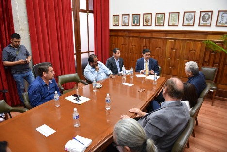 El alcalde de Xalapa, Hipólito Rodríguez Herrero, informó tras sostener una reunión de trabajo con el secretario de Gobierno, Rogelio Franco Castán, que durante las próximas horas se regularizará el servicio de recolección de desechos sólidos en Xalapa, así como su disposición, la cual se hará en El Tronconal, al levantarse la clausura del mismo.
