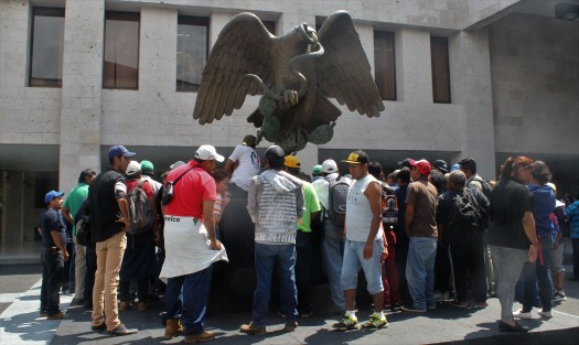 Trabajadores de Limpia Pública de Xalapa, pidieron la intervención de diputados para solucionar el conflicto por la falta de un sitio en dónde depositar la basura de Xalapa. 
