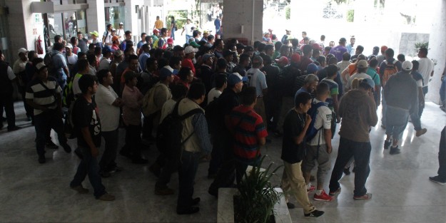 Trabajadores de Limpia Pública de Xalapa, pidieron la intervención de diputados para solucionar el conflicto por la falta de un sitio en dónde depositar la basura de Xalapa. 