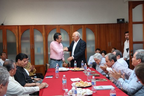 Entrevistado al reunirse con la dirigencia de Fesapauv, Cuitláhuac García aseguró que el problema económico del Instituto de Pensiones del Estado (IPE) va a sacarlo adelante, aunque reconoció que no será fácil pero buscará las alternativas para resolver el problema que finalmente podría recaer en los pensionados y jubilados.