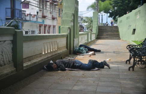 Dos personas en situación de calle duermen en la parte trasera del parque Juárez en la ciudad de Xalapa. 