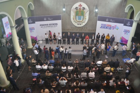Autoridades  de Gobierno del Estado entregaron el Premio Estatal de la Juventud a 19 jóvenes veracruzanos que destacaron en varias áreas e investigaciones.  