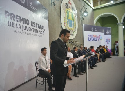 Autoridades de Gobierno del Estado entregaron el Premio Estatal de la Juventud a 19 jóvenes veracruzanos que destacaron en varias áreas e investigaciones. 