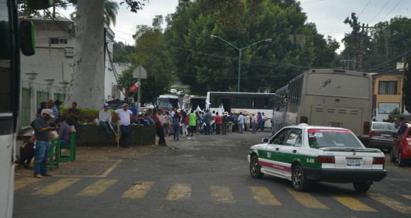 Organizaciones de Campesinos cerraron la calle Díaz Mirón justo en frente a la Secretaría de Desarrollo Agropecuario, Rural y Pesca, en demanda de programas  que no han cumplido.