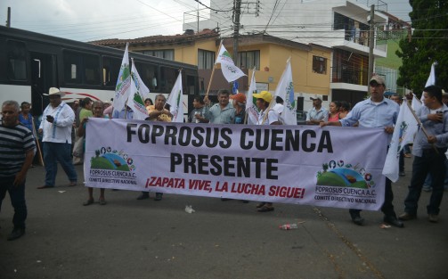 Organizaciones de Campesinos cerraron la calle Díaz Mirón justo en frente a la Secretaría de Desarrollo Agropecuario, Rural y Pesca, en demanda de programas  que no han cumplido.
