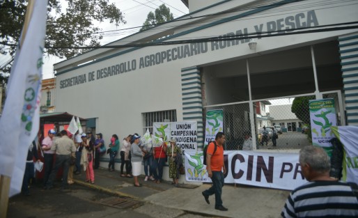 Organizaciones de Campesinos cerraron la calle Díaz Mirón justo en frente a la Secretaría de Desarrollo Agropecuario, Rural y Pesca, en demanda de programas  que no han cumplido.