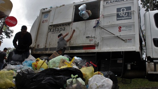 Trabajadores de Limpia Pública retomaron su trabajo este jueves en algunas zonas, mientras otros xalapeños esperan este viernes volver a escuchar la campana para sacar sus desechos acumulados.  