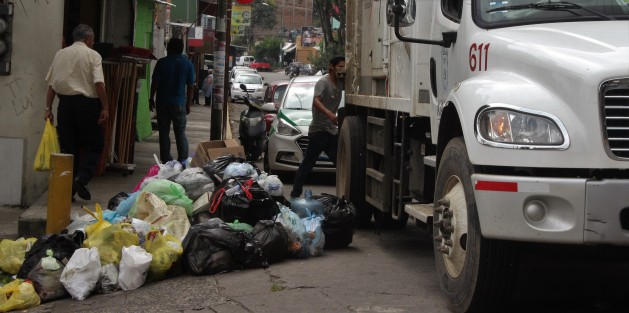 Trabajadores de Limpia Pública retomaron su trabajo este jueves en algunas zonas, mientras otros xalapeños esperan este viernes volver a escuchar la campana para sacar sus desechos acumulados.  
