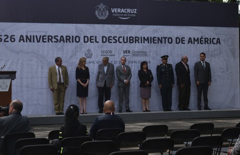 Con pocas autoridades estatales intentaron conmemorar el Día de la Raza en el parque Juárez de Xalapa.   .