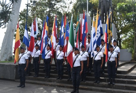 Con pocas autoridades estatales intentaron conmemorar el Día de la Raza en el parque Juárez de Xalapa.   .