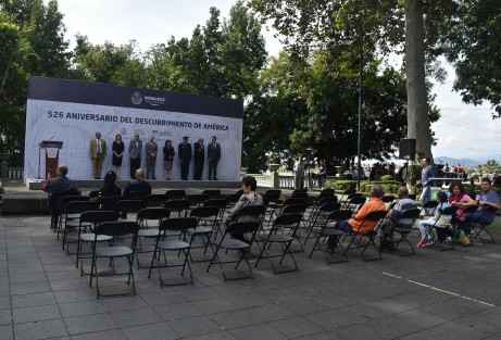 Con pocas autoridades estatales intentaron conmemorar el Día de la Raza en el parque Juárez de Xalapa.   .