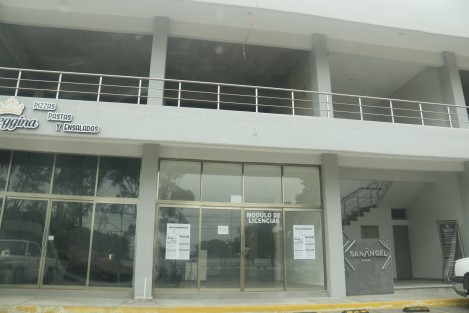 El nuevo módulo para expedir licencias de manejo que se ubica en las calles de Progreso entre Marte y Venus, de Boca del Río, Ver., se encuentra sin operar. Las oficinas están en un local de la plaza comercial San Ángel pero las puertas se mantienen cerradas y no hay personal laborando.