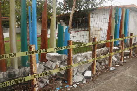 En la barda del jardín de niños <em>Costa de Oro</em>, ubicado en el fraccionamiento del mismo nombre, en Boca del Río, una parte ya se desprendió y está colapsando. Con las lluvias el muro se sigue reblandeciendo. Piden intervención de la SEV.