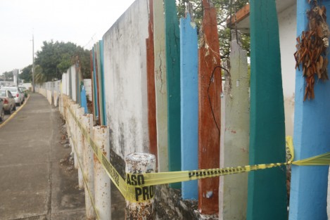 En la barda del jardín de niños <em>Costa de Oro</em>, ubicado en el fraccionamiento del mismo nombre, en Boca del Río, una parte ya se desprendió y está colapsando. Con las lluvias el muro se sigue reblandeciendo. Piden intervención de la SEV.