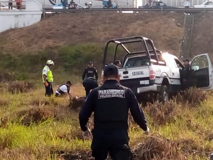 Inesperada muerte encontró un oficial y su compañero resultó seriamente lesionado, luego de que la patrulla en que viajaban salió del camino y volcó al ingresar al trébol de Amatlán, autoridades ministeriales tomaron conocimiento.