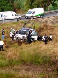 Inesperada muerte encontró un oficial y su compañero resultó seriamente lesionado, luego de que la patrulla en que viajaban salió del camino y volcó al ingresar al trébol de Amatlán, autoridades ministeriales tomaron conocimiento.