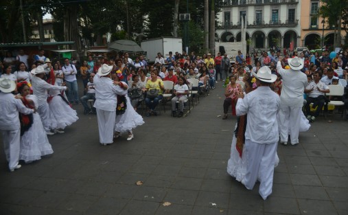 Jóvenes bailan jaracho en el parque Juárez de la ciudad de Xalapa.   