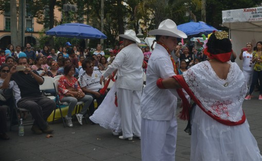 Jóvenes bailan jaracho en el parque Juárez de la ciudad de Xalapa.   