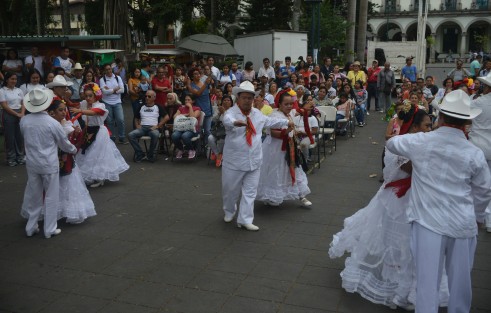 Jóvenes bailan jaracho en el parque Juárez de la ciudad de Xalapa.   